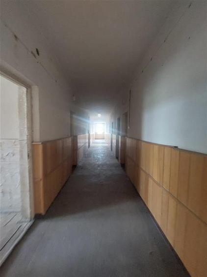 Birou, de 36 mp, în Est