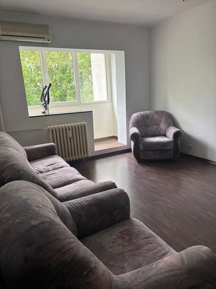Apartament cu 4 camere semidecomandat în Tineretului