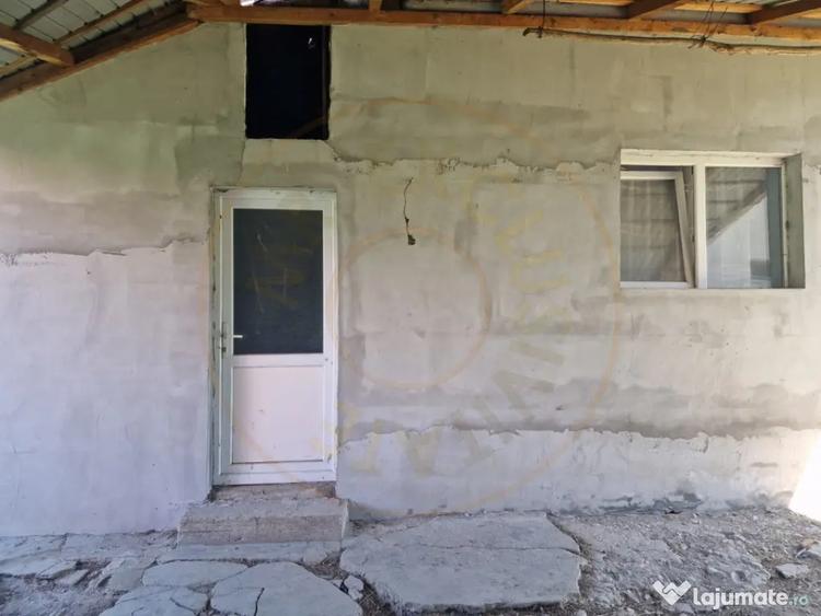 Casă cu 4 camere cu Teren 400 Mp în Călinești