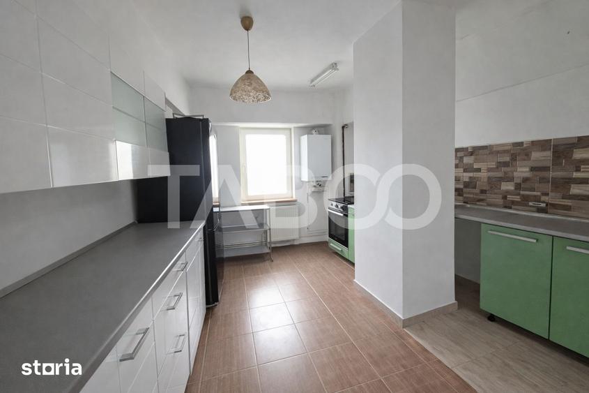 Apartament cu 3 camere decomandat, mobilat în Turnișor