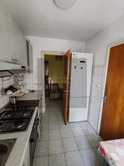 Apartament cu 3 camere semidecomandat, mobilat în Berceni