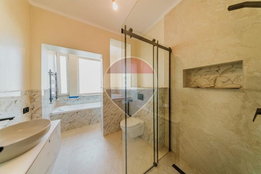 Casă individuală cu 5 camere cu Teren 403 Mp în Central