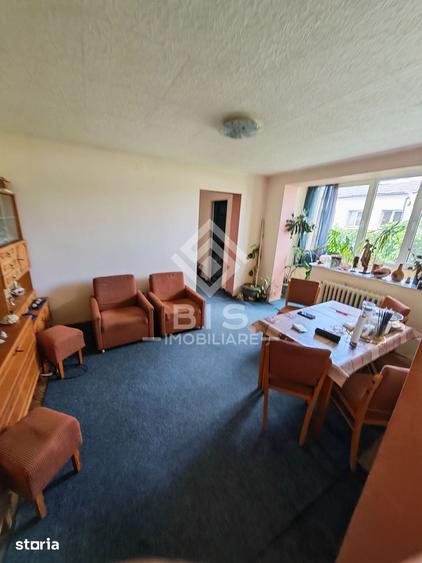 Apartament cu 3 camere semidecomandat în Decebal