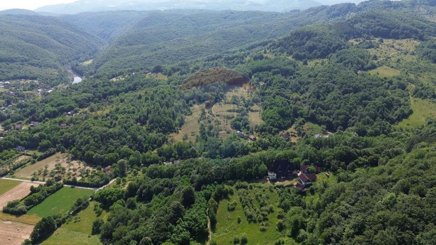 Casă cu 10 camere cu Teren 24700 Mp în Berchezoaia