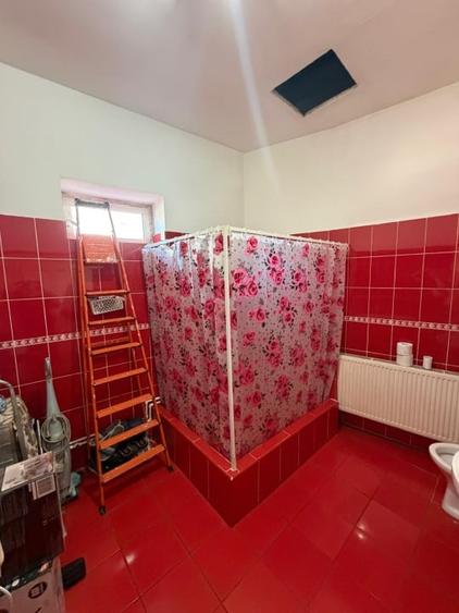 Casă individuală cu 6 camere cu Canalizare în Central