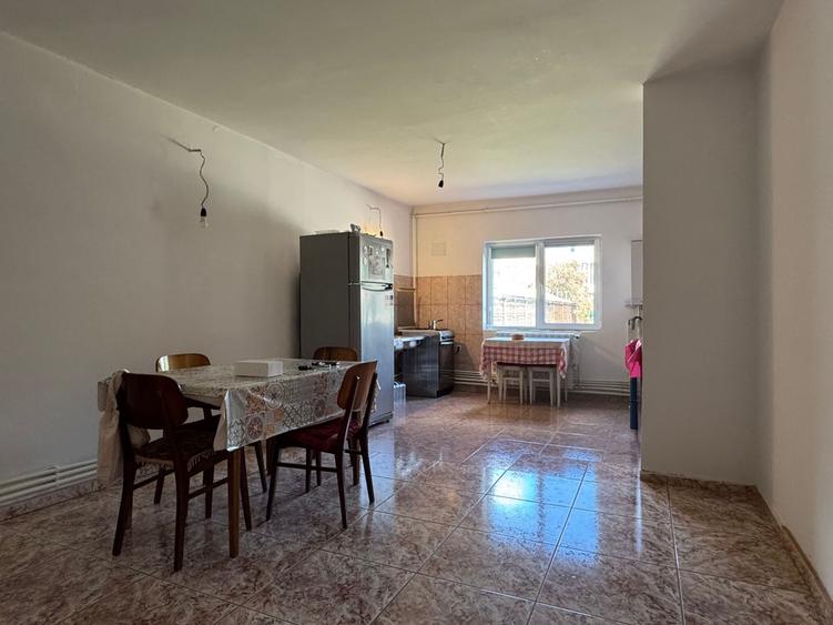 Casă individuală cu 6 camere cu Canalizare în Lazu