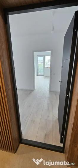 Apartament cu 2 camere decomandat în Tractorul