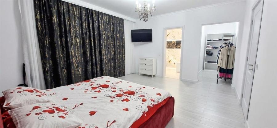 Casă cu 6 camere cu Teren 370 Mp în Haieu