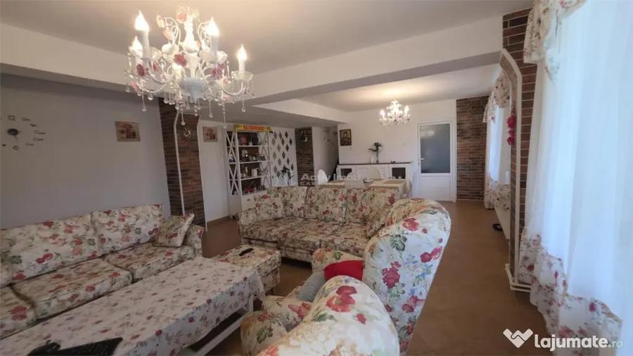 Casă cu 8 camere cu Teren 342 Mp în Central