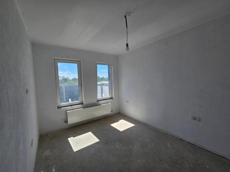 Duplex cu 4 camere cu Canalizare în Parța