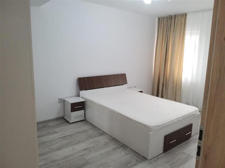 Apartament cu 3 camere decomandat, mobilat în Tractorul