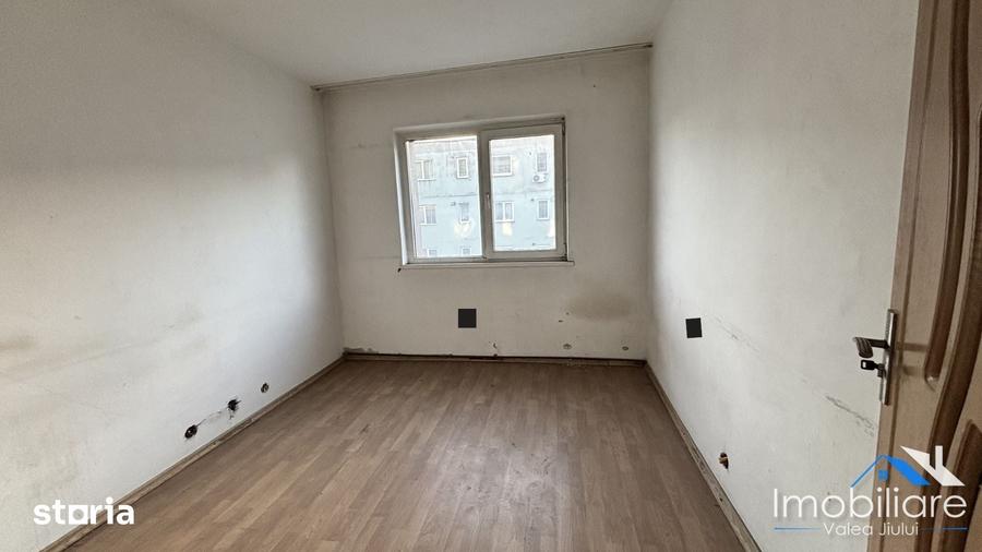 Apartament cu 4 camere decomandat în Petros