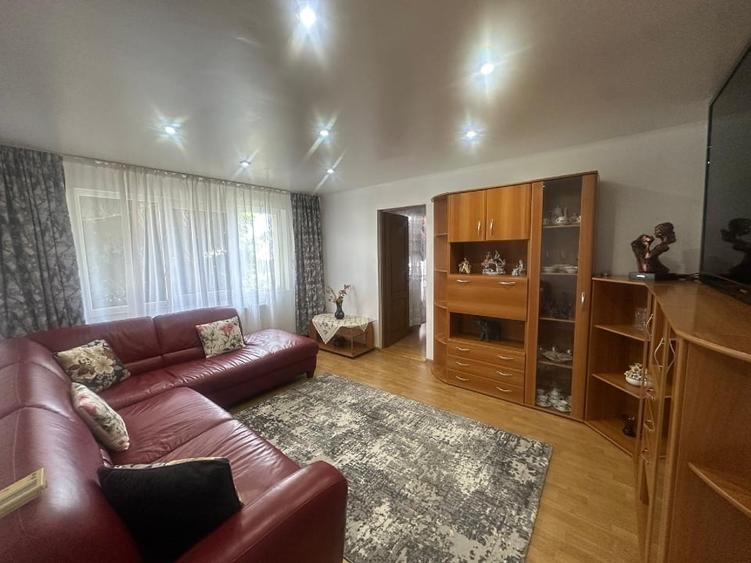 Apartament cu 4 camere decomandat în Republicii