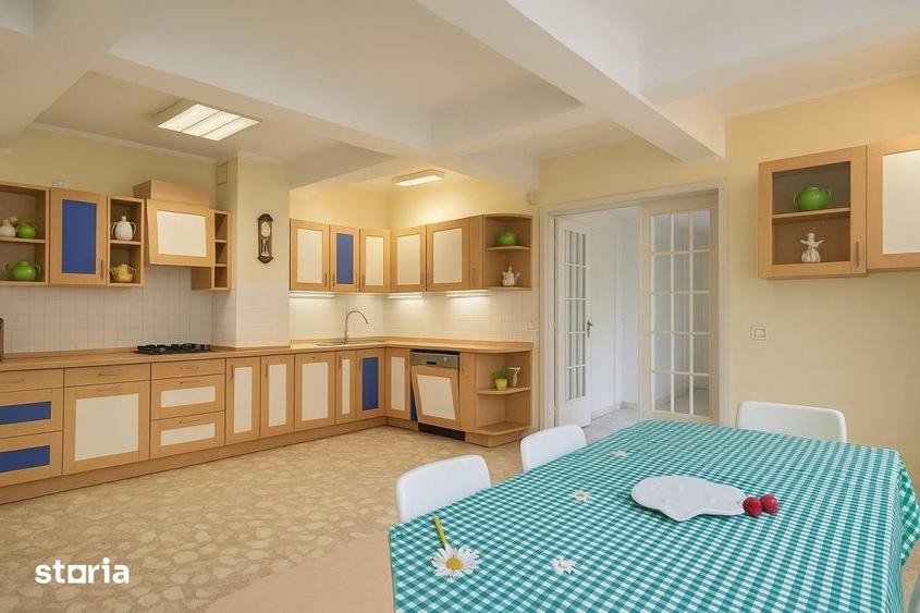 Casă cu 9 camere cu Teren 4500 Mp în Central
