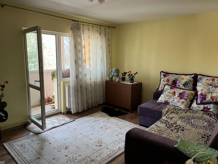 Apartament cu 3 camere decomandat în Zamfirescu