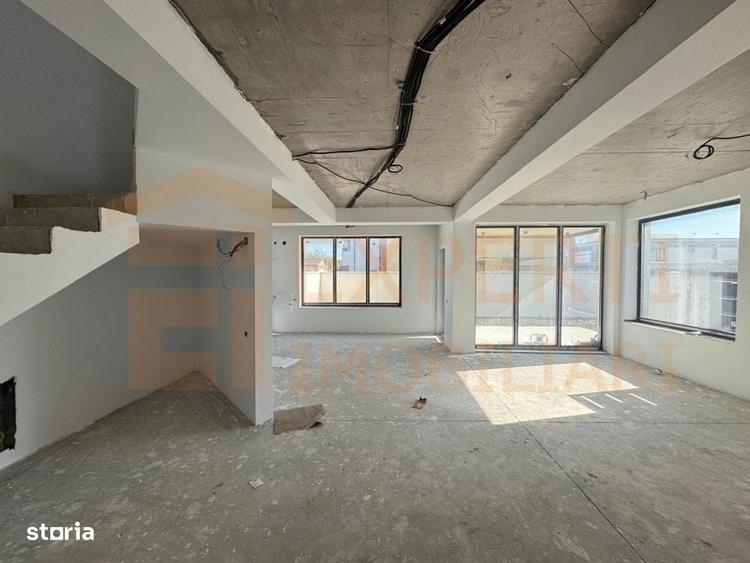 Casă cu 4 camere cu Teren 214 Mp în Palazu Mare