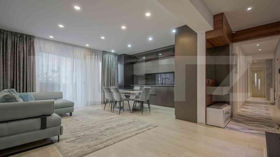 Apartament cu 4 camere decomandat în Tractorul