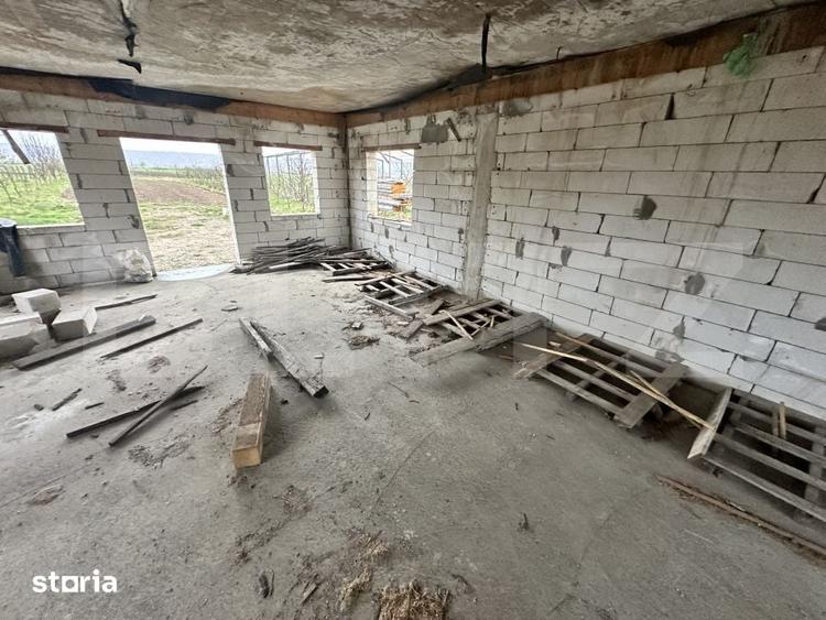 Casă cu 5 camere cu Teren 2400 Mp în Beriu