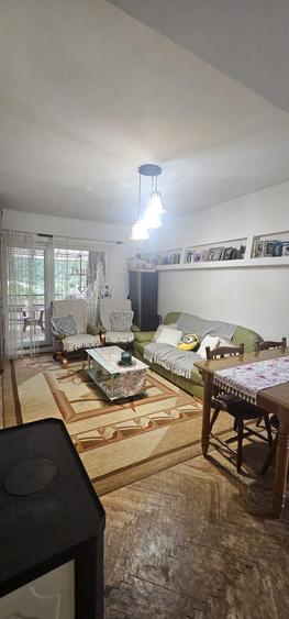 Apartament cu 3 camere decomandat în Criș