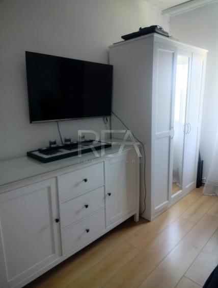 Apartament cu 4 camere semidecomandat, mobilat în Apărătorii Patriei