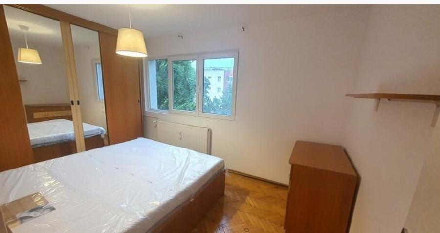 Apartament cu 3 camere semidecomandat în Titan