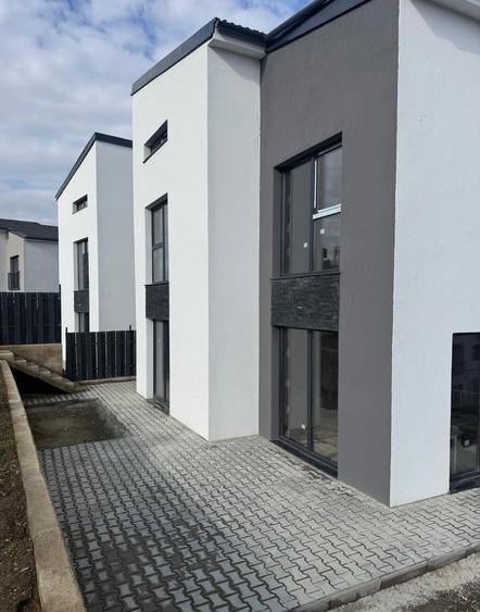 Duplex cu 4 camere cu Canalizare în Dezmir