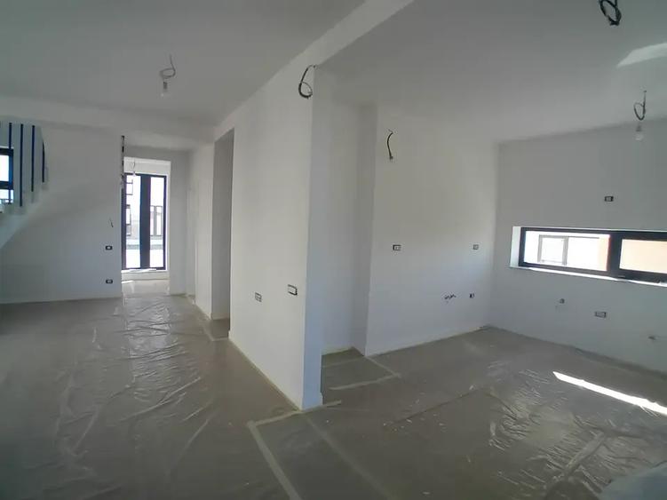 Casă cu 5 camere cu Canalizare în Mogoșoaia