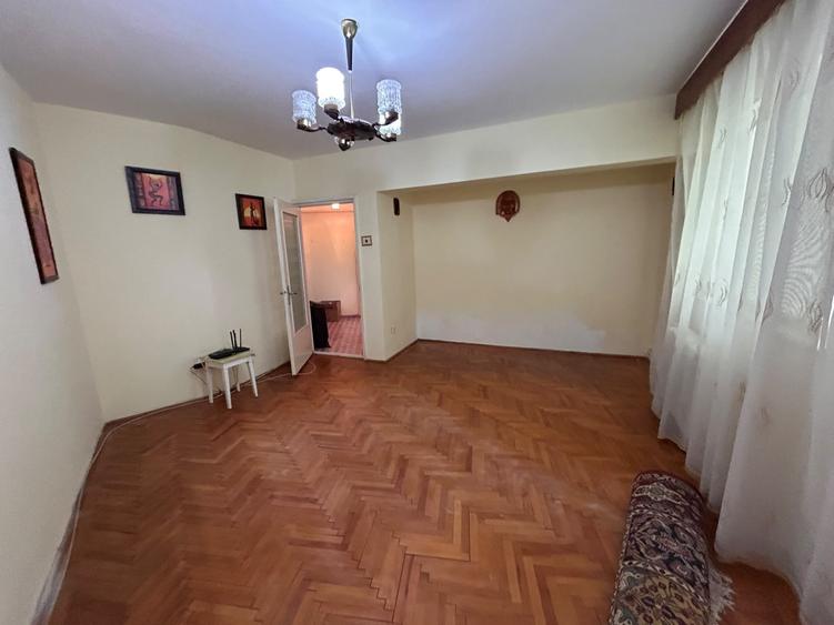 Apartament cu 3 camere decomandat în Călărași