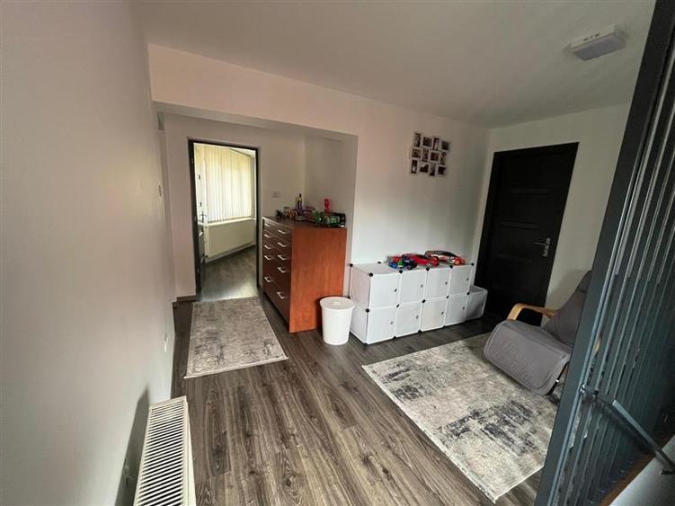 Casă individuală cu 5 camere cu Teren 273 Mp în Periferie