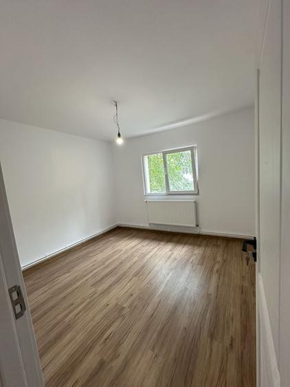 Apartament cu 4 camere decomandat în Dacia
