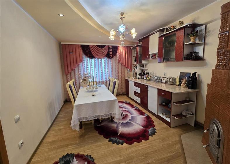 Casă individuală cu 11 camere cu Teren 5000 Mp în Central