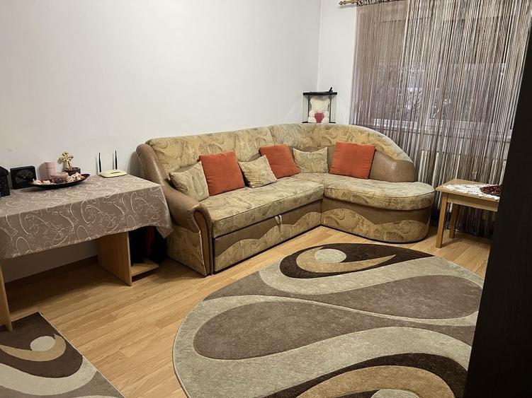 Apartament cu 3 camere semidecomandat în Rogerius