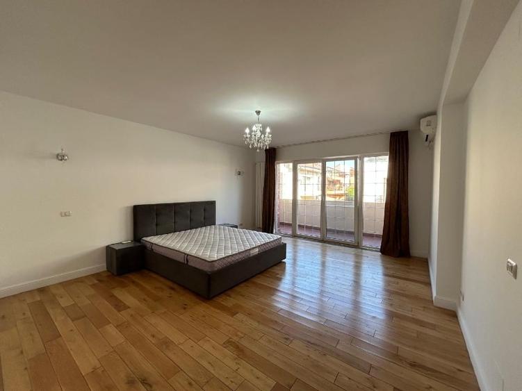 Casă cu 5 camere cu Teren 3000 Mp în Central