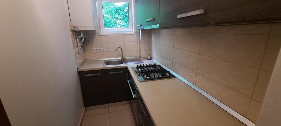Apartament cu 3 camere semidecomandat, mobilat în Budai