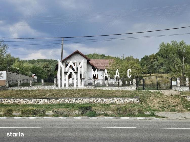 Casă cu 4 camere cu Teren 3850 Mp în Central