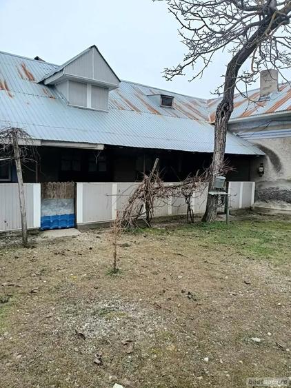 Casă cu 6 camere cu Teren 4853 Mp în Cioroiu
