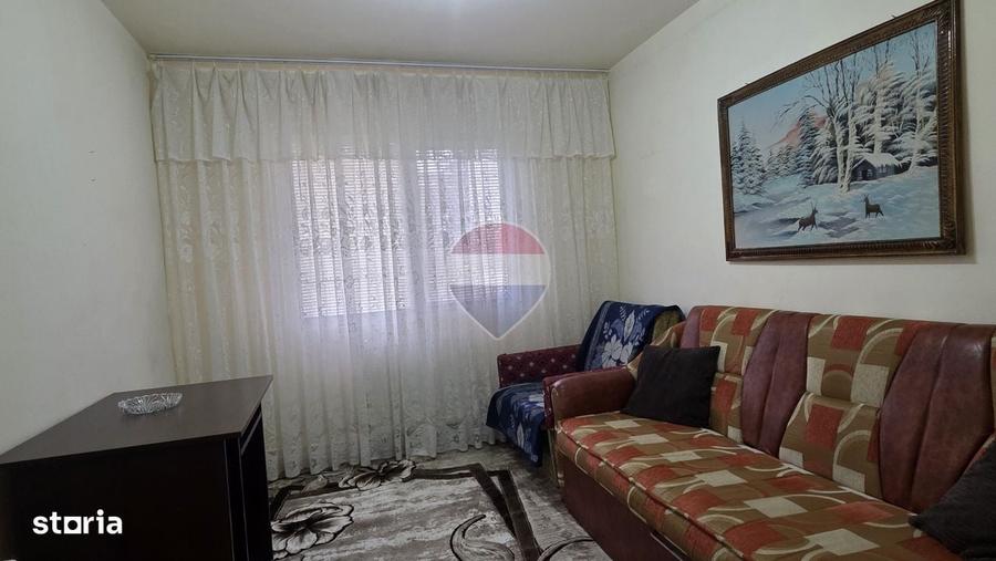 Apartament cu 3 camere semidecomandat în Central