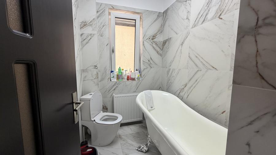 Duplex cu 5 camere cu Canalizare în Roșu