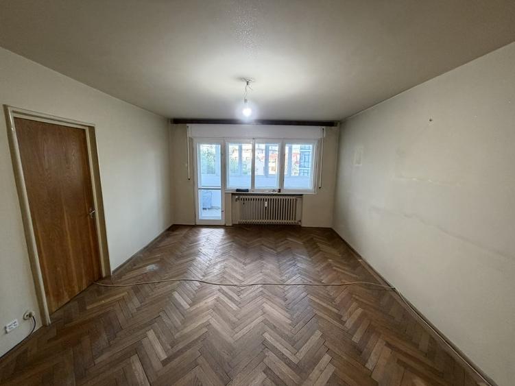 Apartament cu 3 camere decomandat în 1 Mai