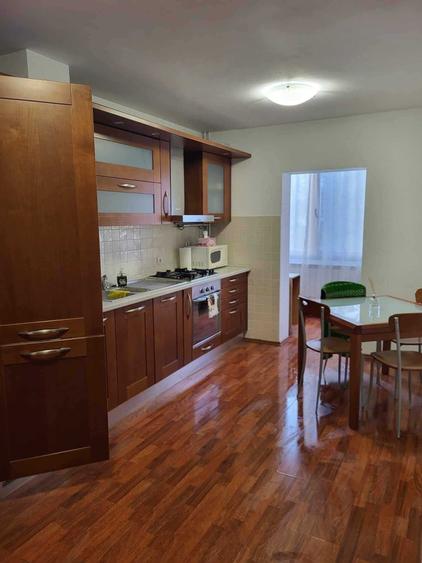 Apartament cu 3 camere în Decebal
