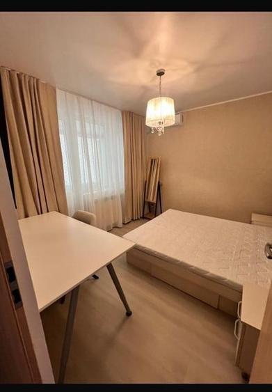 Apartament cu 3 camere semidecomandat, mobilat în P-ța Unirii