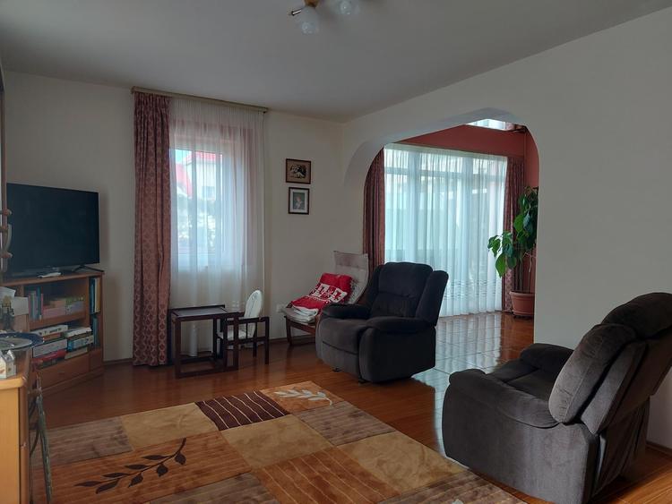 Casă cu 9 camere cu Canalizare în Dealuri Oradea