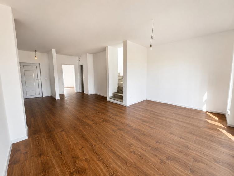 Casă individuală cu 4 camere cu Teren 370 Mp în Oarda
