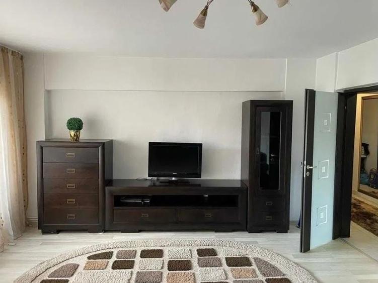 Apartament cu 3 camere decomandat, mobilat în Nicolina