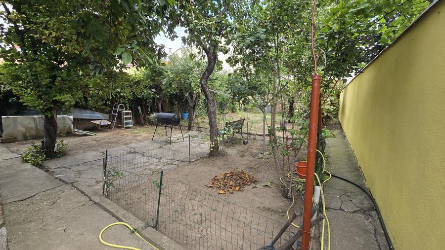 Casă individuală cu 5 camere cu Canalizare în Central