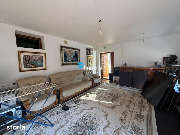 Casă cu 6 camere cu Teren 1330 Mp în Victoria