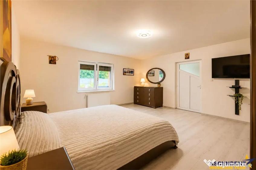 Casă cu 5 camere cu Teren 343 Mp în Florilor