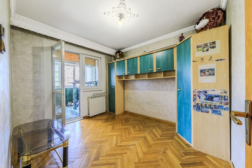 Apartament cu 4 camere decomandat în Drumul Taberei