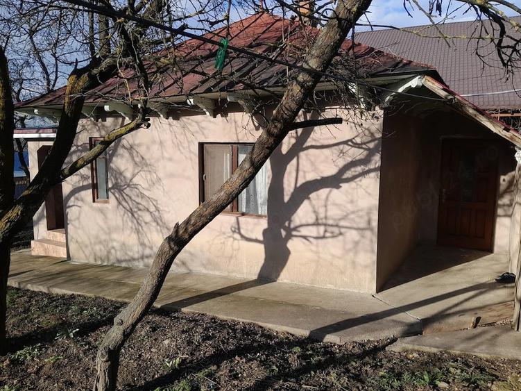 Casă cu 2 camere cu Teren 700 Mp în Doljești