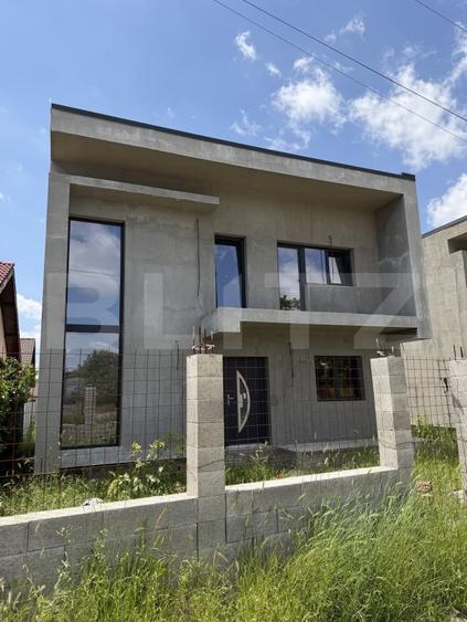 Casă individuală cu 4 camere cu Canalizare în Preajba